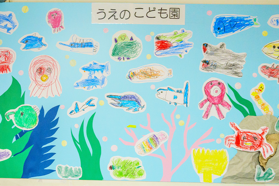 保育園の子供たちに魚の絵を描いてもらいました。