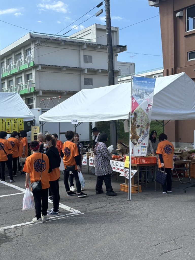 令和7年10月12日(日)に行われた 第49回 生誕地まつりも、秋晴れに恵まれ、沿道にはおよそ1万3,000人を超える観客が詰めかけ、大いに盛り上がりました。