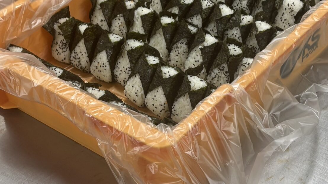 ご用意したのは白米:190kg.炊き込み醤油ご飯:170kg.おにぎり:1,600個