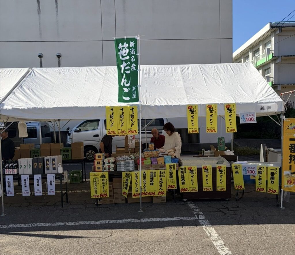 とおかまち特産市場に並ぶ新潟みやげの売店
