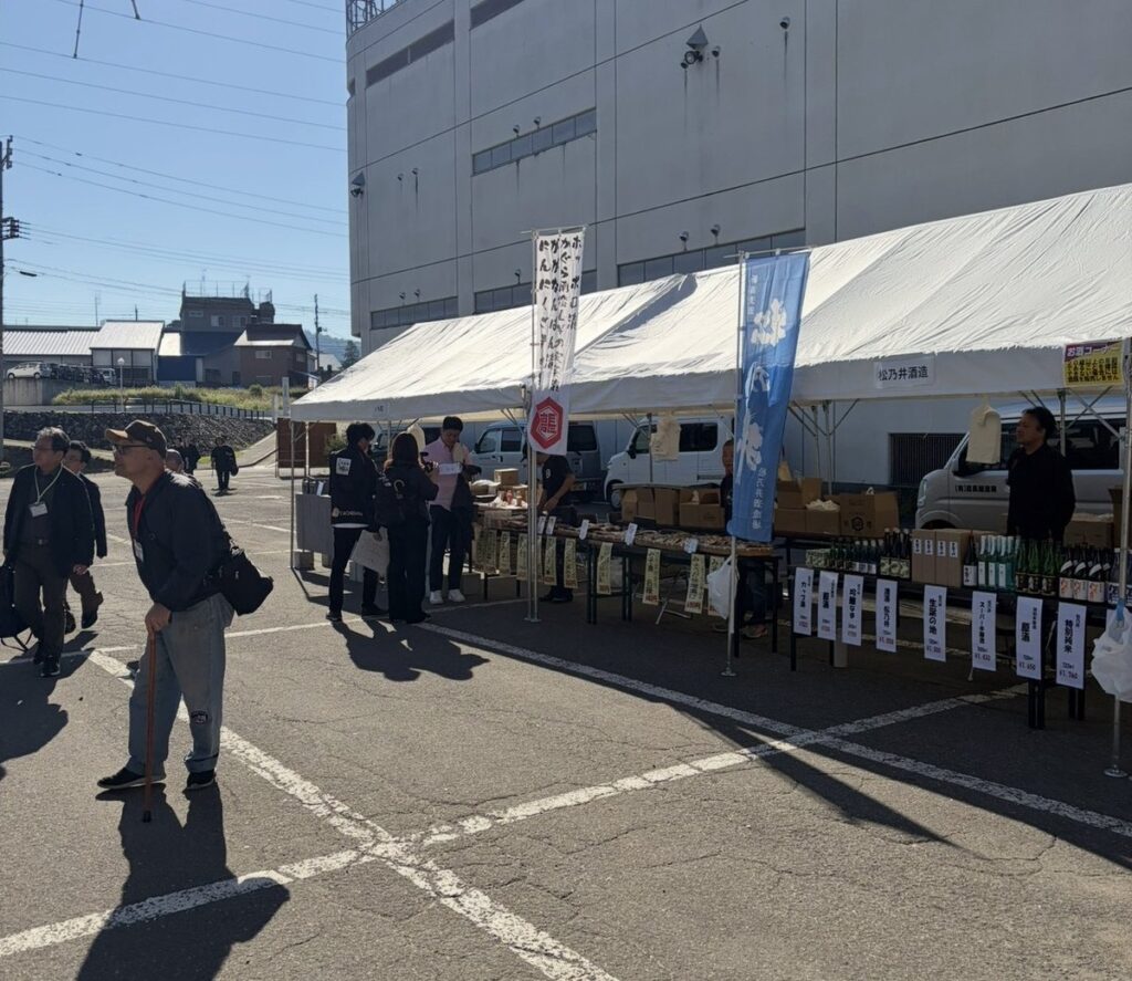 とおかまち特産市場で買い物を楽しむ来場者