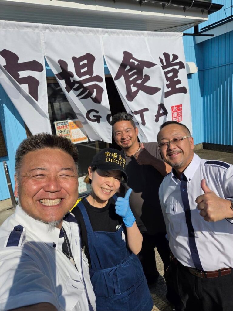 市場食堂OGOTAの前でお客さまとスタッフの記念撮影