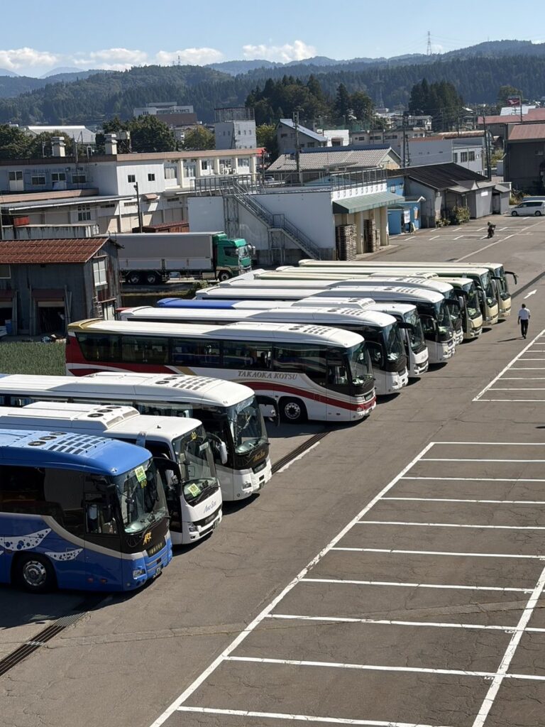 市場駐車場に並ぶ全国各地からの観光バス
