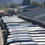 市場駐車場にずらりと並んだ観光バス